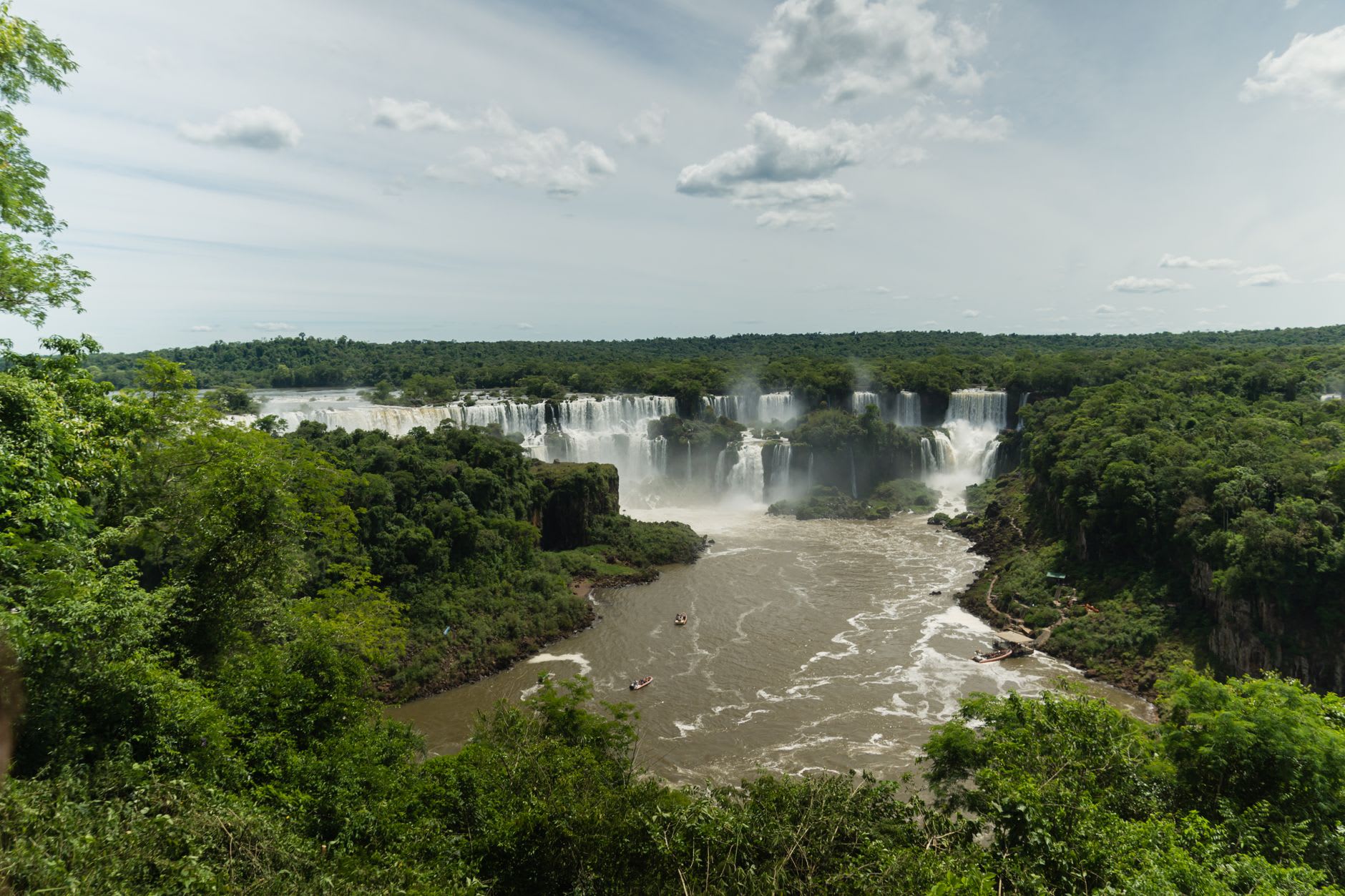 Vue depuis le sommet rocheux de l'Isla San Martín regardant directement vers le Salto San Martín sans aucune barrière entre le spectateur et les chutes