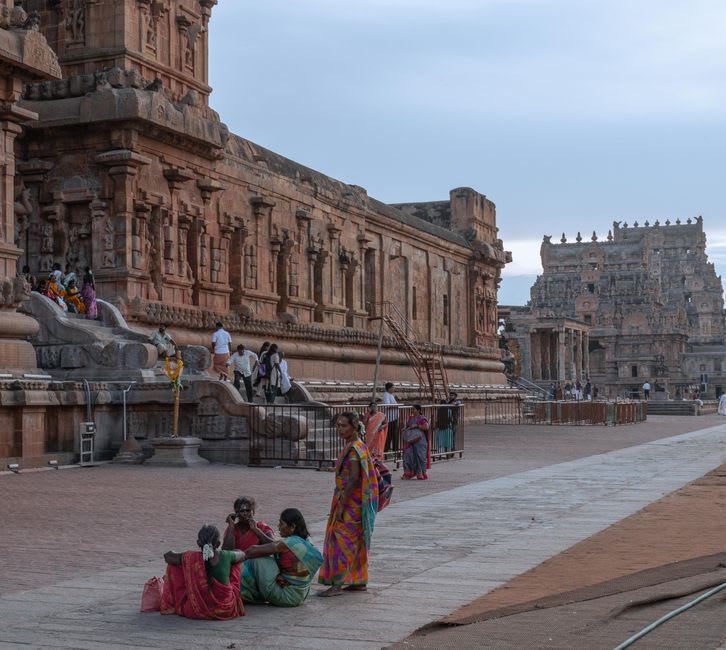 Pilgrims queuing at dawn outside the entrance to Dwarkadhish Temple