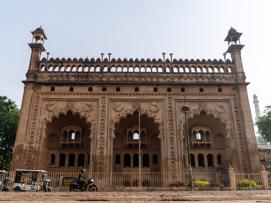 The maze-like stone passages of the Bhulbhulaiya inside Bara Imambara