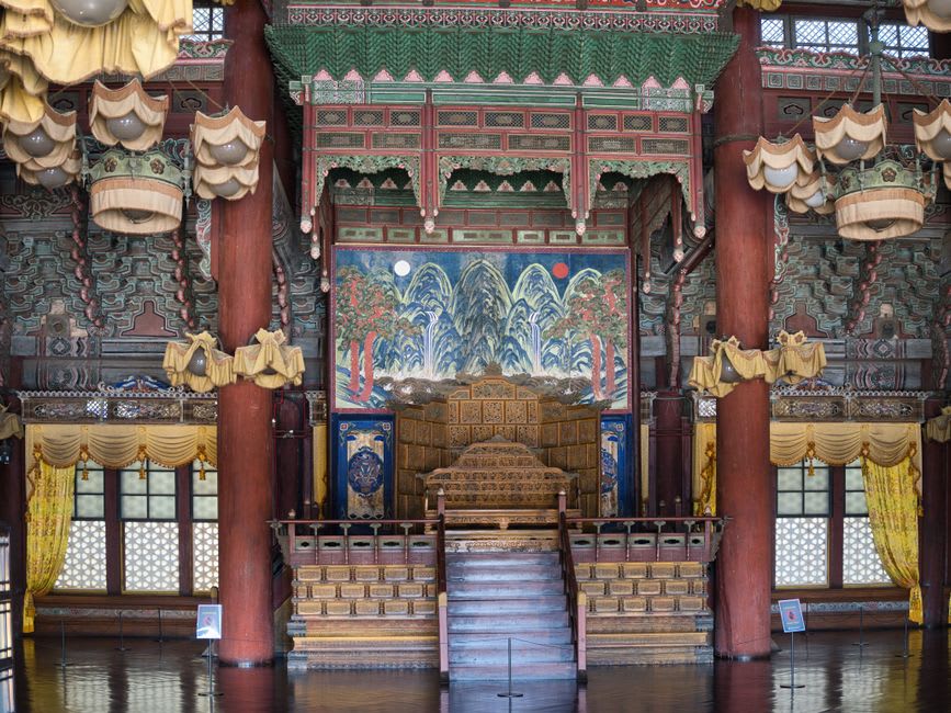 Interior de la sala ceremonial del Mausoleo de Genghis Khan con objetos ceremoniales mongoles en exhibición