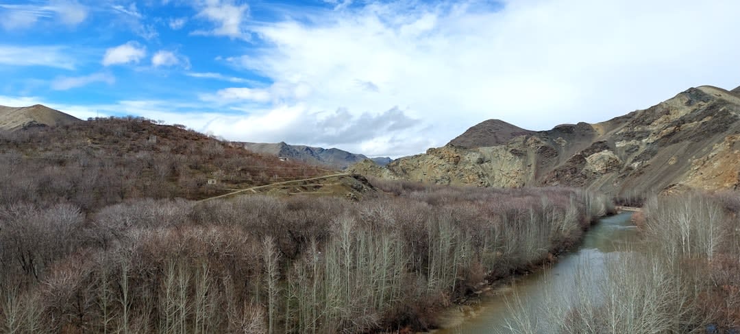 La flamme éternelle et la source qui goutte à l'intérieur du sanctuaire troglodyte de Chak Chak