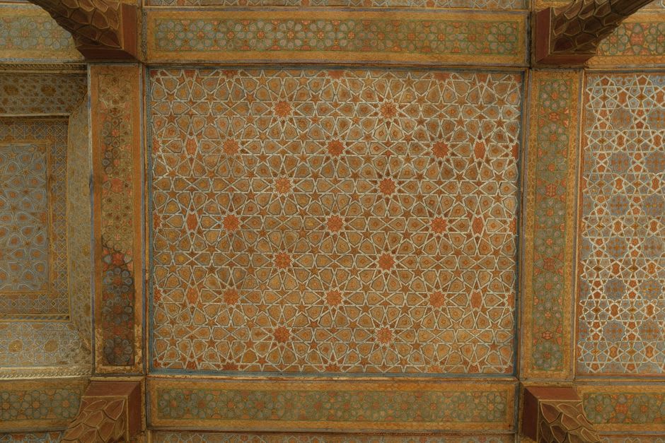 Détail d'une fresque de l'époque safavide à l'intérieur de la grande salle, représentant une scène de banquet royal