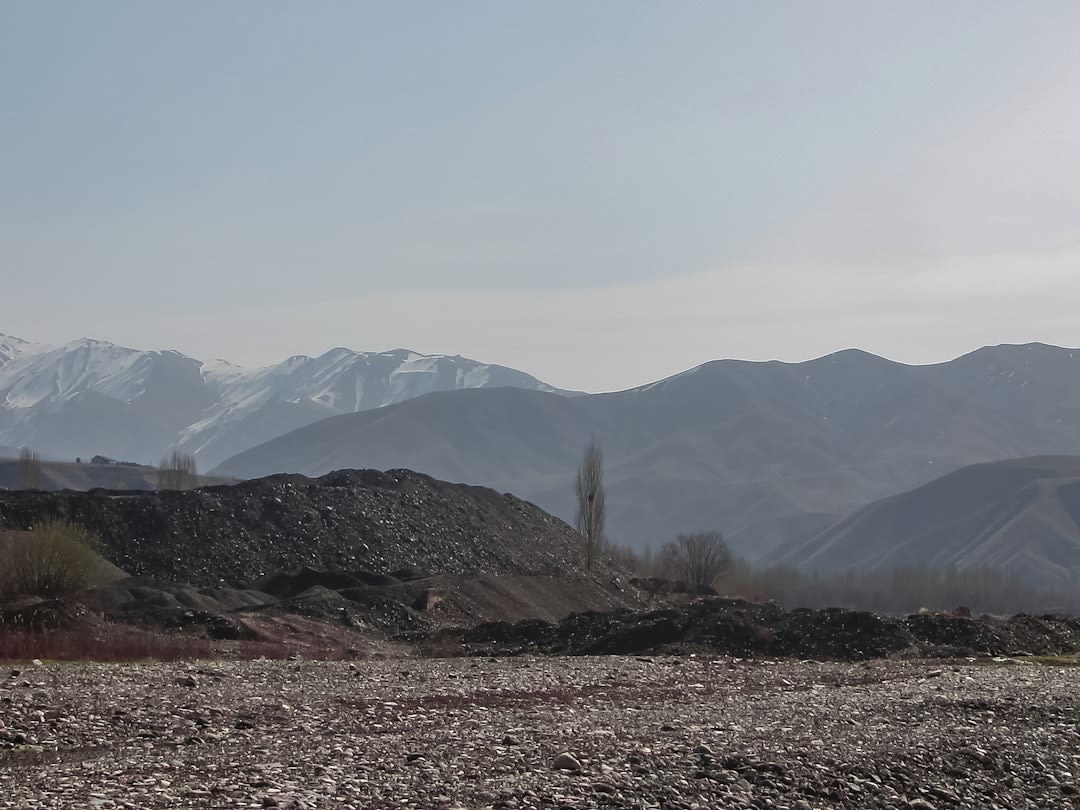 La façade à degrés de la ziggourat de Tchoga Zanbil montrant des couches de briques crues et des escaliers exposés
