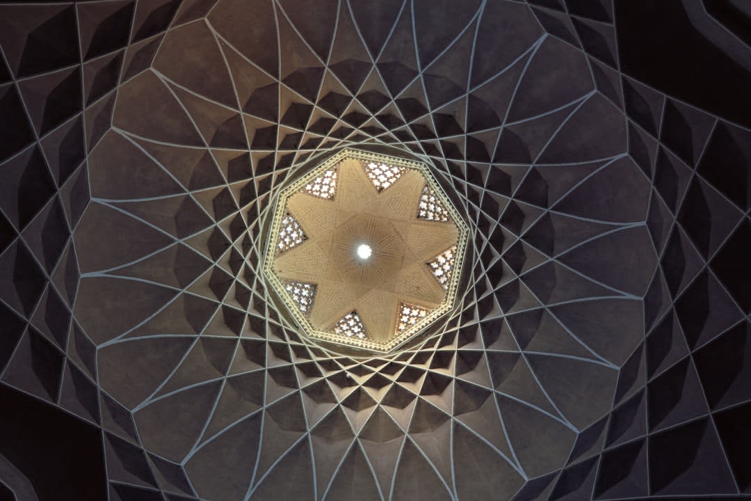 Le bassin-miroir symétrique et l'allée bordée de cyprès du jardin de Dowlat Abad