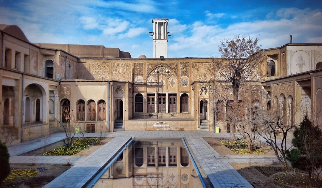 Le petit palais octogonal de Hasht Behesht vu depuis le jardin public environnant