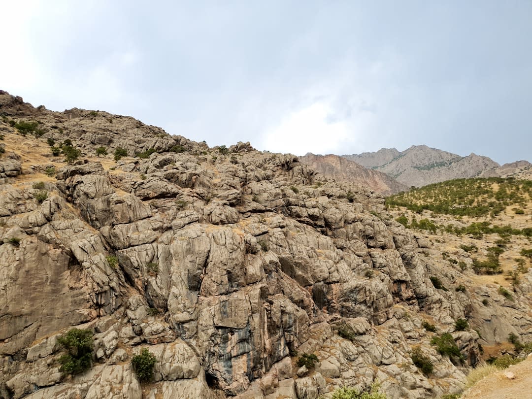 Maisons en pierre d'Uraman Takht empilées si étroitement que les toits servent de chemins