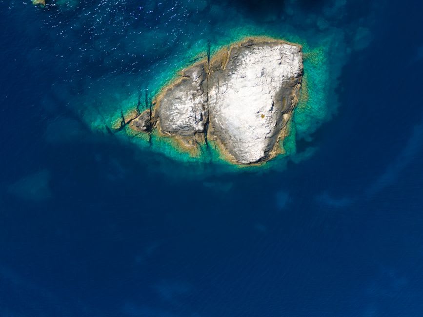 Des chambres funéraires sassanides taillées dans les falaises de calcaire pâle de l'île de Kharg