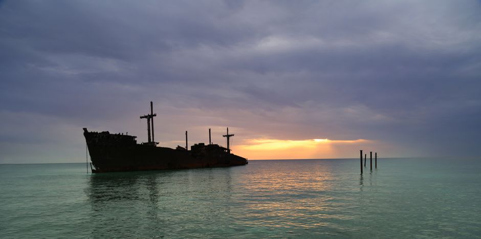 Túneles de piedra cálidamente iluminados del sistema de agua subterráneo de Kariz en la isla Kish