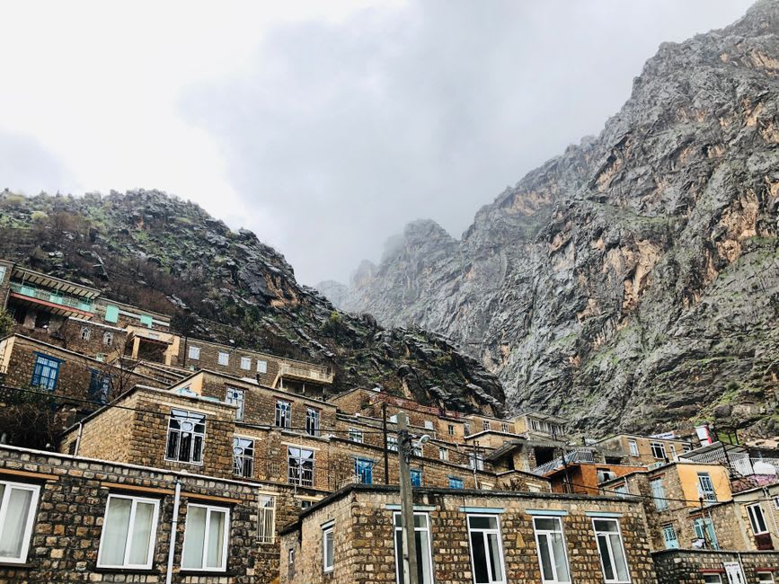 Une vue sur les parois de la gorge de Maku et les toits depuis un point de vue élevé près du vieux palais