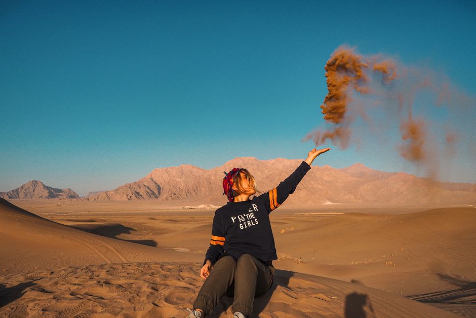 Salar blanco agrietado extendiéndose hasta el horizonte cerca de Maranjab, con crestas de dunas visibles al borde