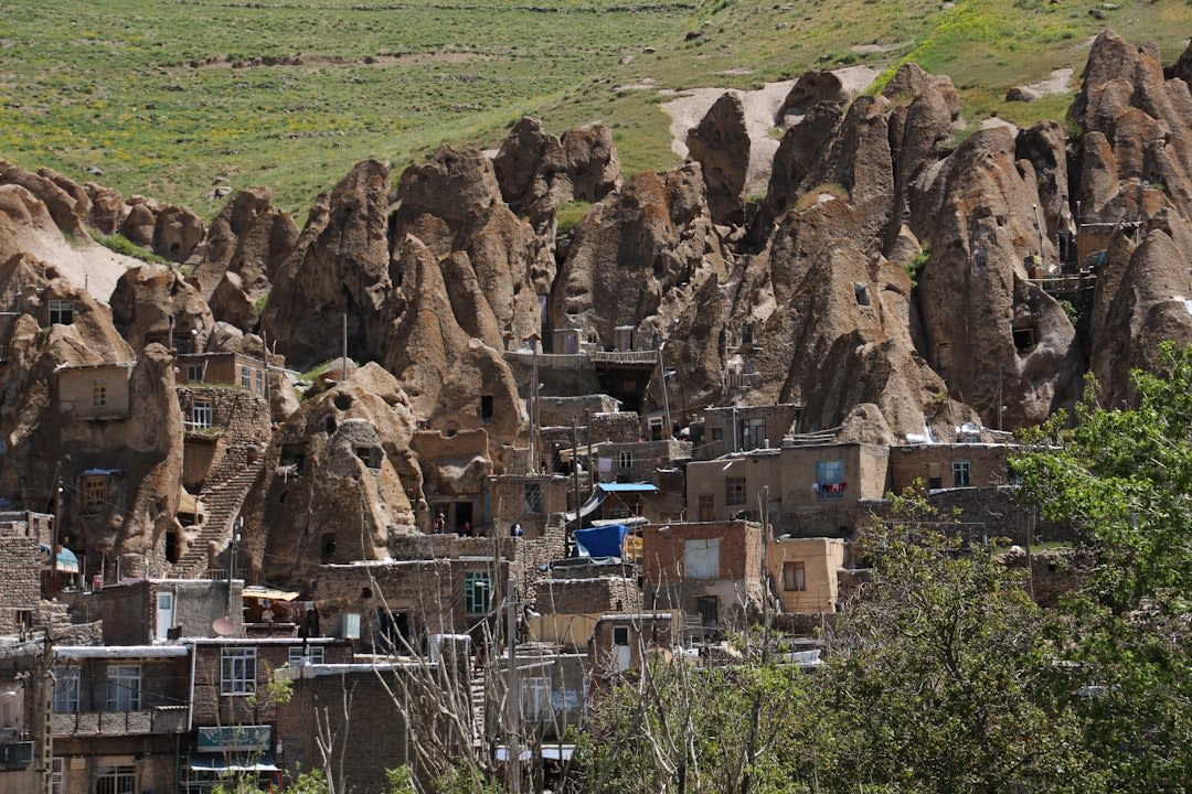 Casas escalonadas con tejados en el pueblo de Masuleh, con los callejones cubiertos de piedra entre niveles
