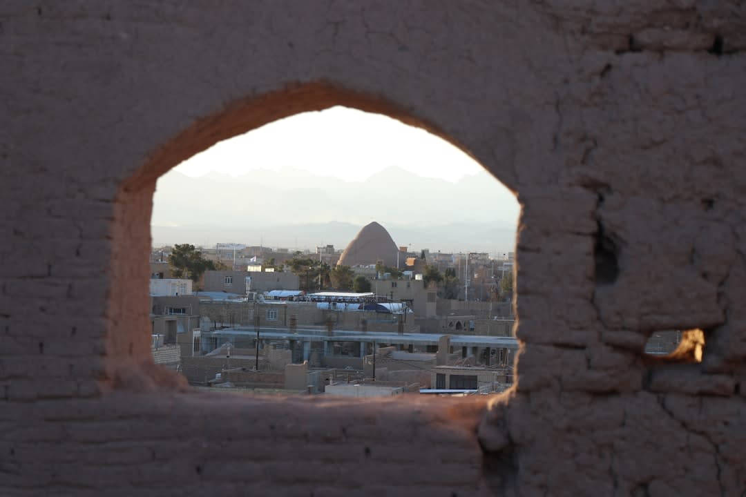 Les murs en pisé stratifiés et les escaliers à l'intérieur du château de Narin à Meybod