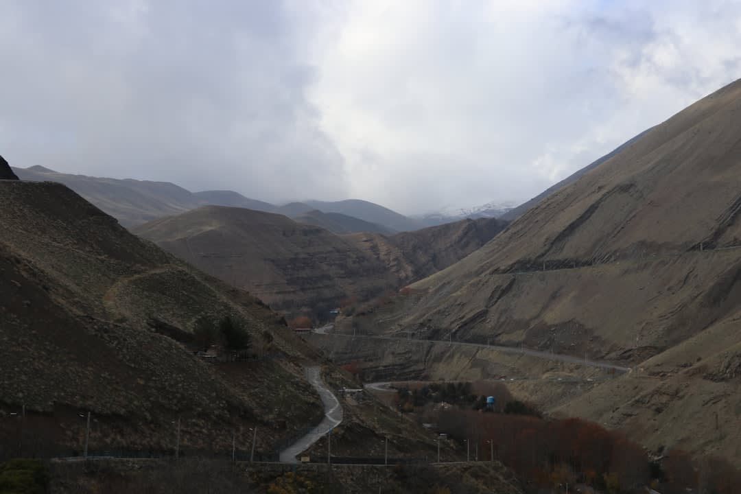 Le dôme conique d'une antique glacière yakhchal à Meybod contre un ciel bleu