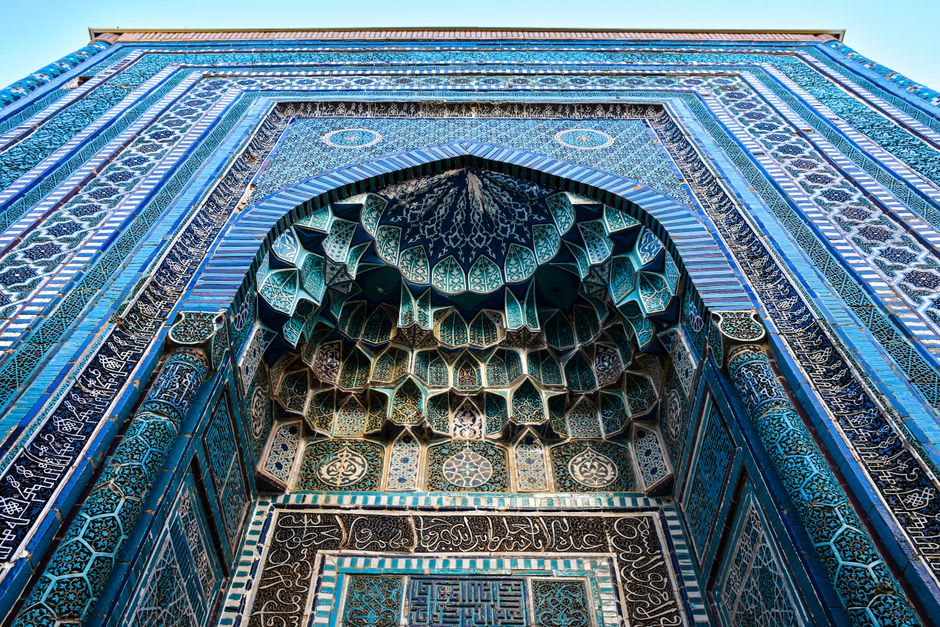 Détail de la mosaïque de miroir taillé recouvrant une arche à l'intérieur du complexe du sanctuaire