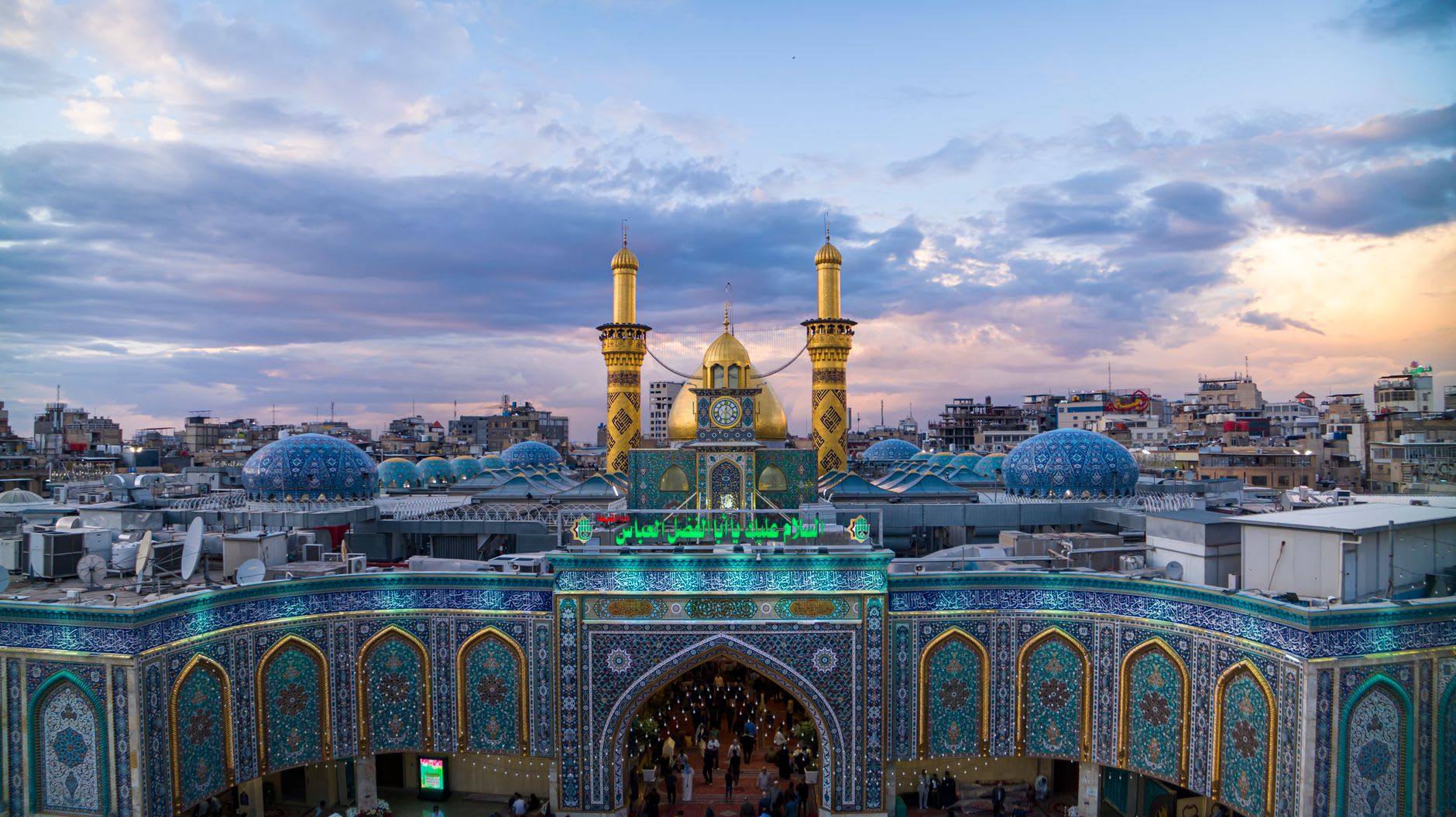El interior de mosaico de espejos del Santuario de Abbas en Kerbala, cada superficie cubierta de intrincados espejos geométricos que multiplican la luz hasta el infinito