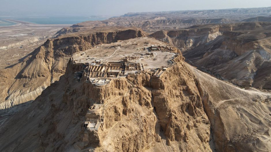 Rampa de asedio romana visible en el desierto bajo la meseta de Masada