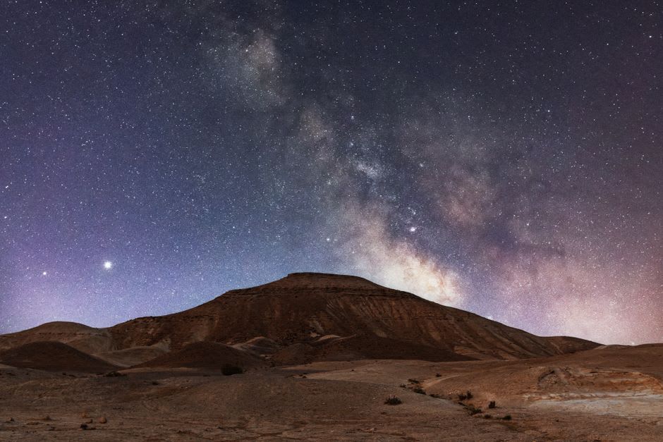 La Voie lactée visible au-dessus de la silhouette sombre du cratère de Ramon la nuit