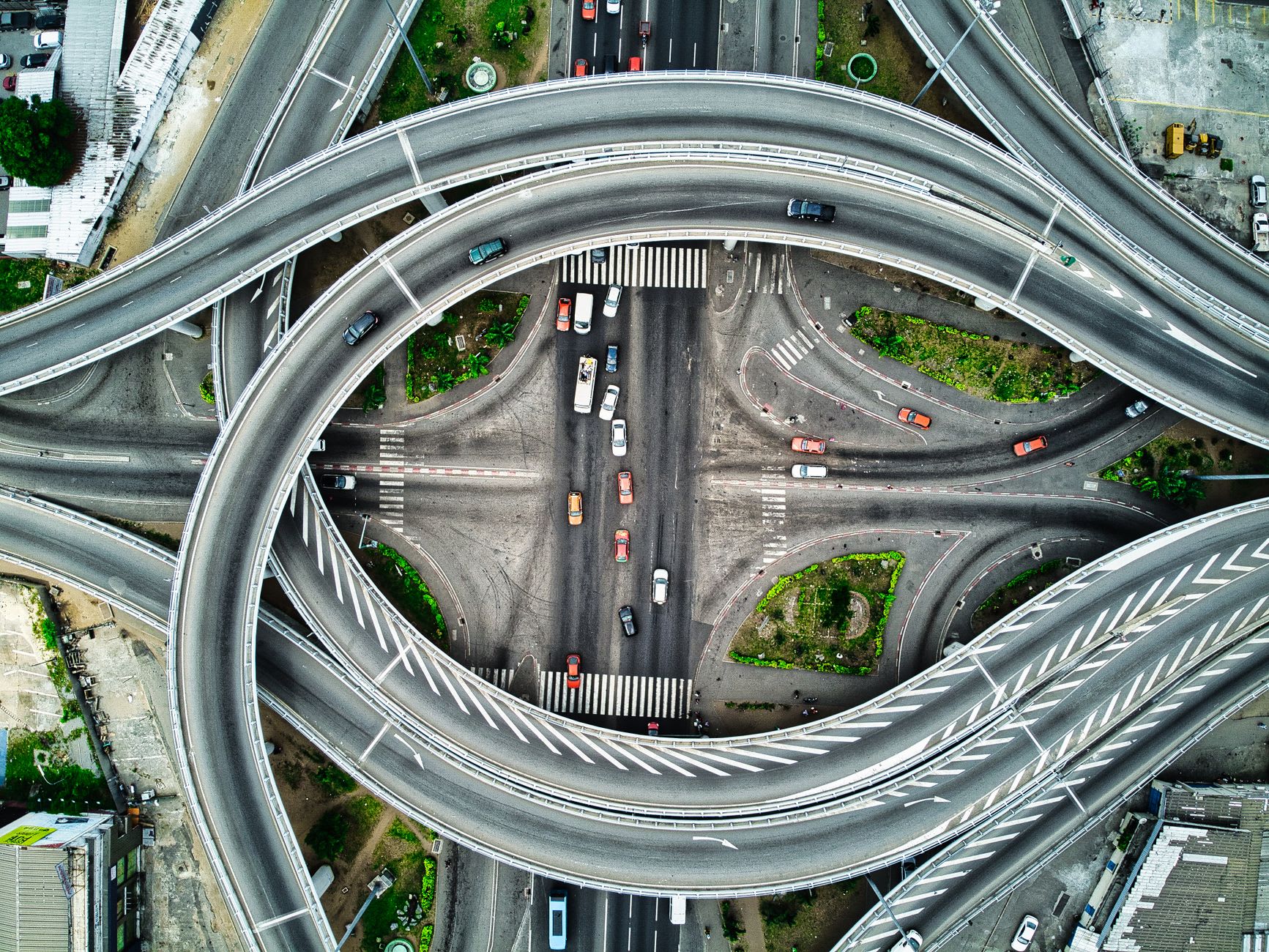 Torres modernistas del Plateau de Abidján elevándose desde la laguna, vistas desde una piragua taxi cruzando la Laguna Ébrié a última hora de la tarde