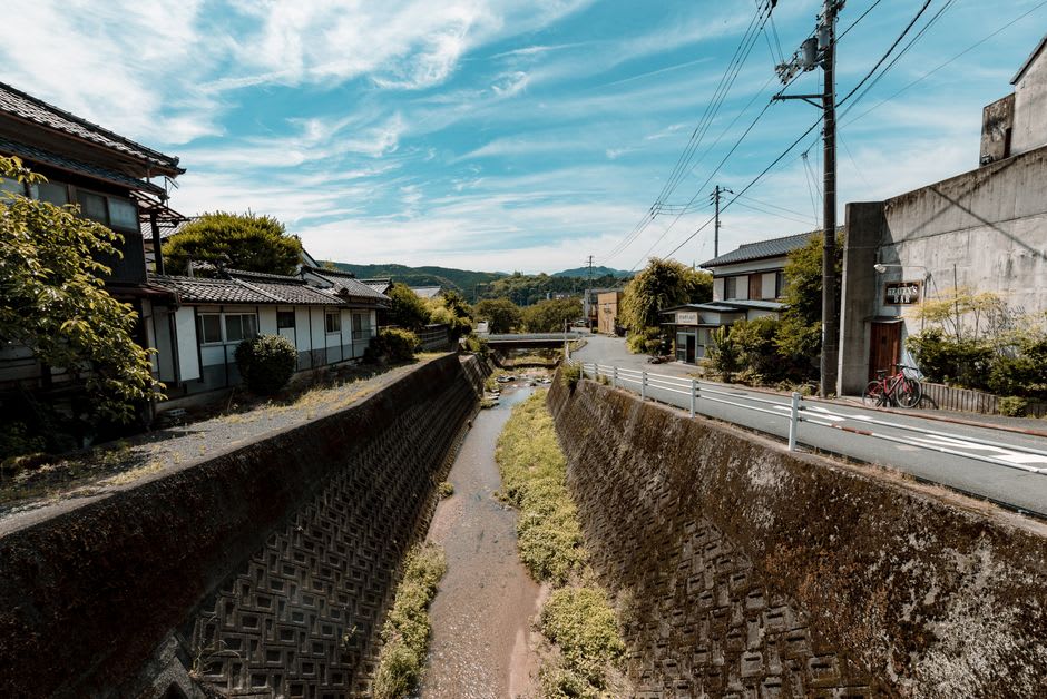 The white-walled storehouses lining the Tamagawa canal in Kurayoshi's Shirakabe district