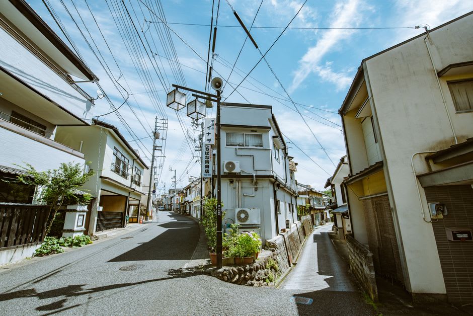 A preserved Edo-era cotton merchant's house with latticed windows and a tiled roof in the Ozu district