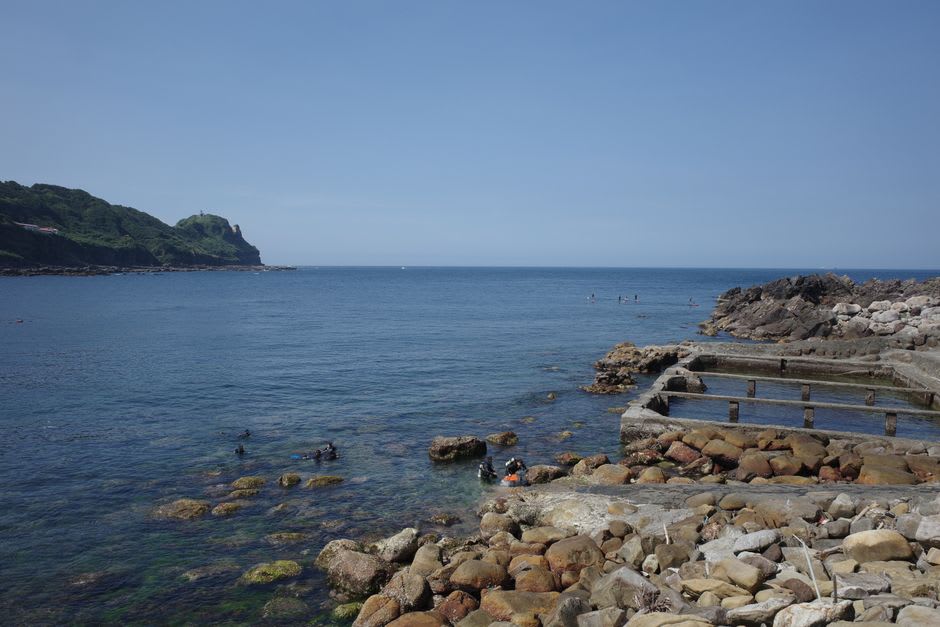 The Matengai cliff of the Kuniga coast with horses grazing near the sheer edge