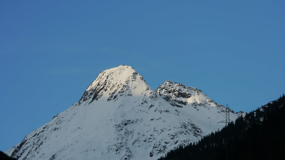 El pico piramidal de Habba Khatoon capturando la luz de la tarde sobre el valle de Gurez