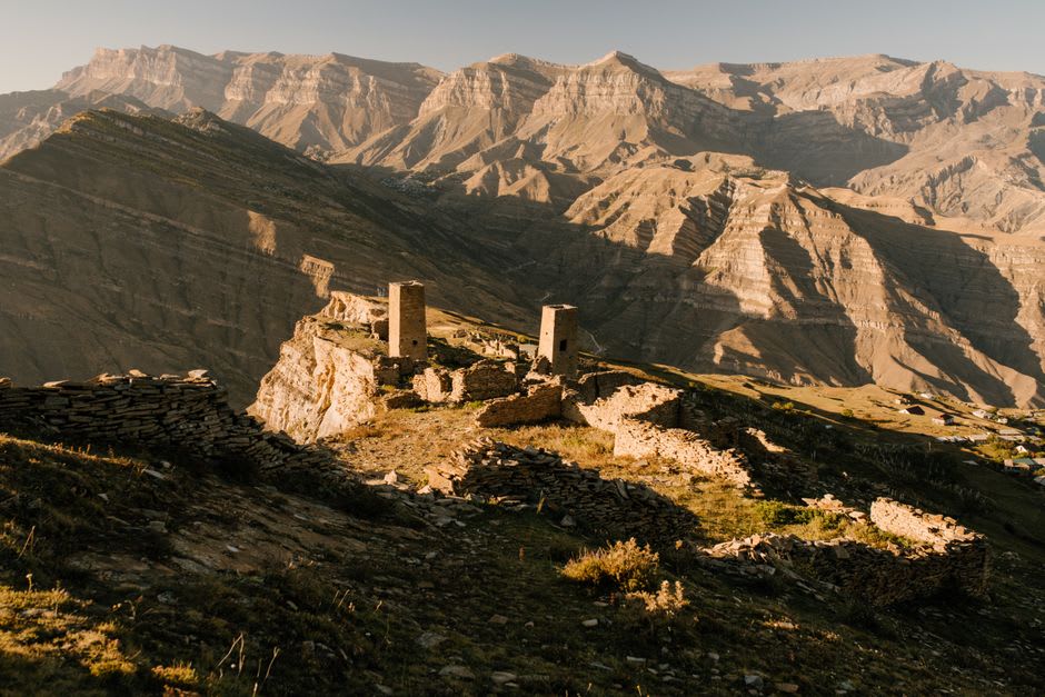 La vista sobre el sur del valle de Cachemira desde la meseta del templo del Sol de Martand a la hora dorada