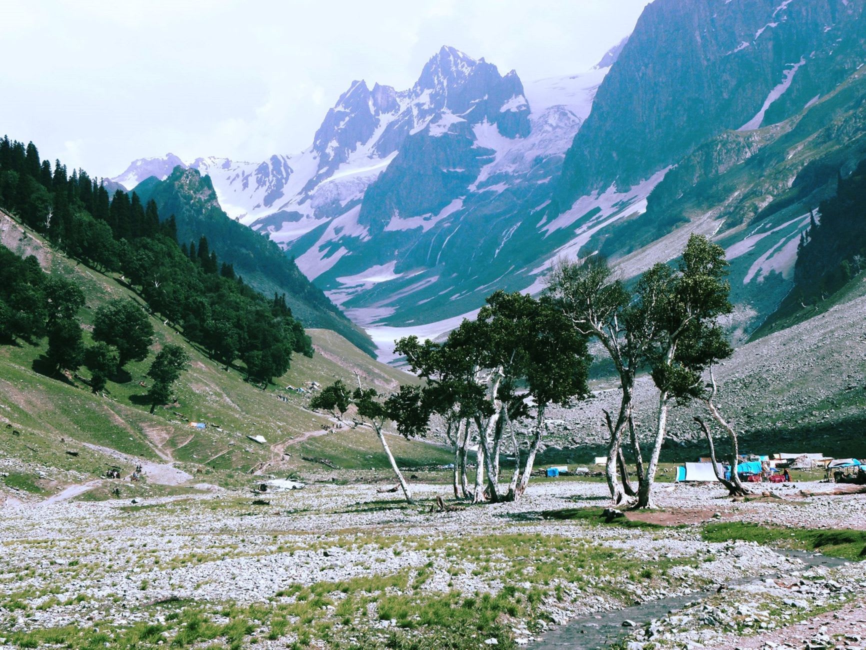 El río Sindh discurriendo azul hielo por el valle de Sonamarg con picos manchados de nieve apretándose a ambos lados