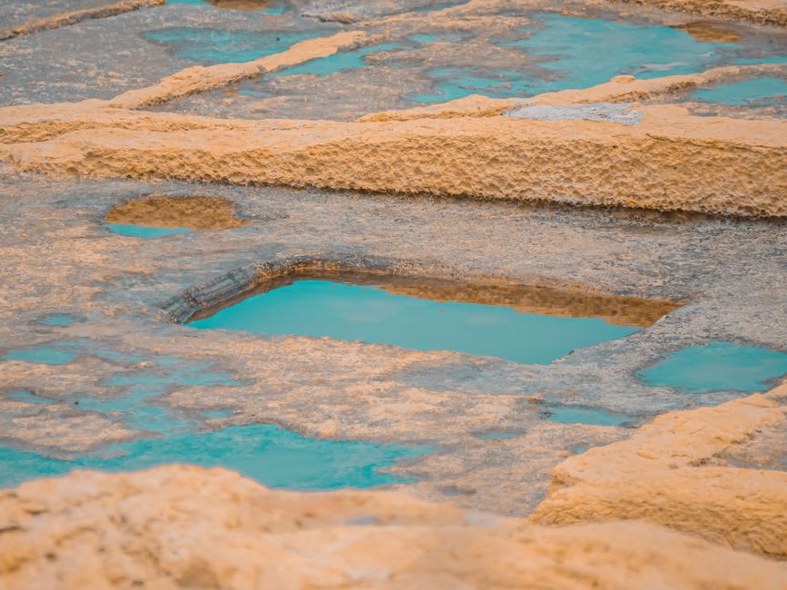 El muro mogol octogonal del manantial de Verinag con su arcada reflejada en el agua turquesa e inmóvil