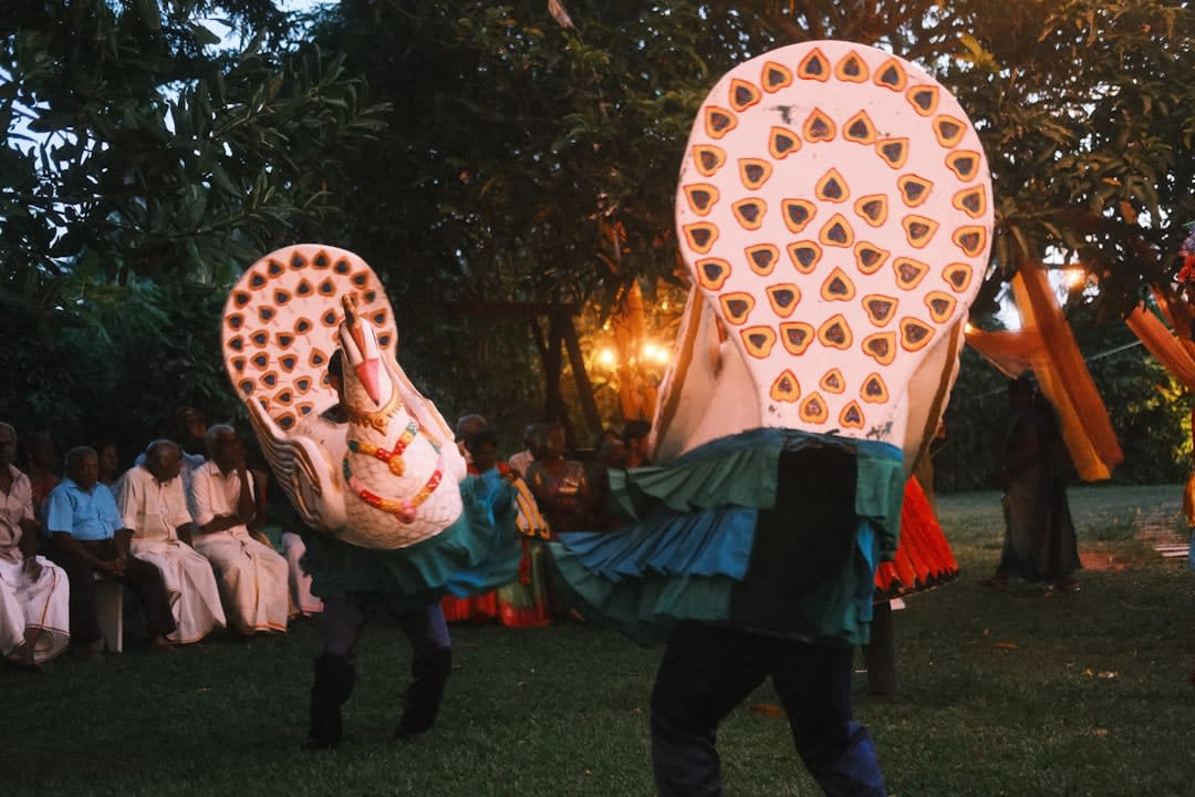 Grupo de bailarines ejecutando movimientos tradicionales de danza gilbertesa al atardecer en Nikunau, iluminados por una sola lámpara