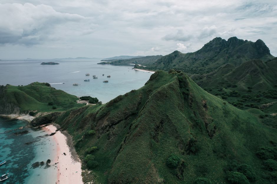 Vista desde el sendero de la cima de la isla Kelor sobre el agua turquesa e islas circundantes