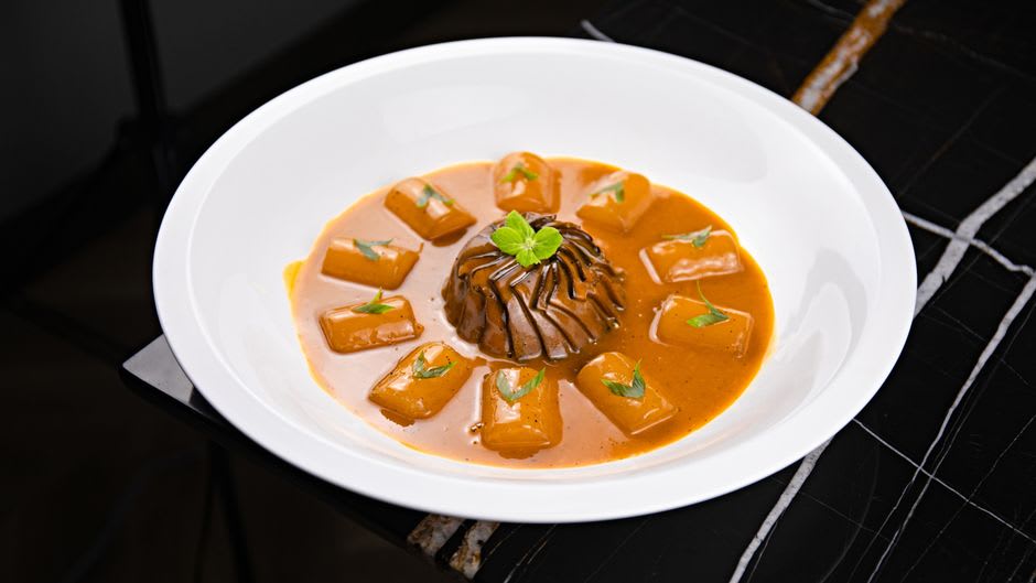Une part du sticky toffee pudding original servi à la Cartmel Village Shop