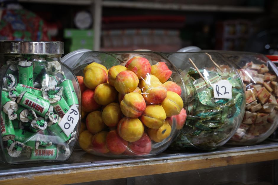 Barras de pastel de menta de Kendal apiladas en el escaparate de una confitería tradicional