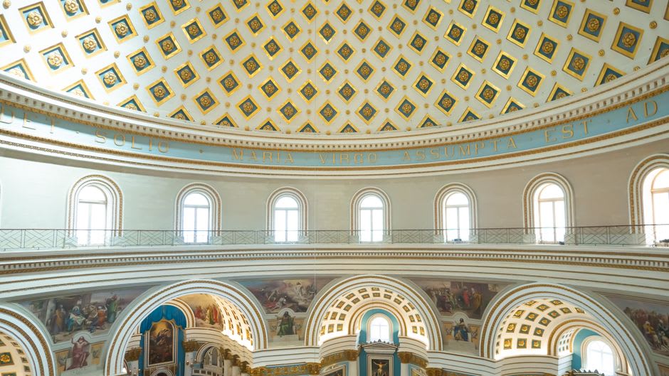 Interior de la Basílica de Aglona mostrando el icono de Nuestra Señora de Aglona rodeado de velas