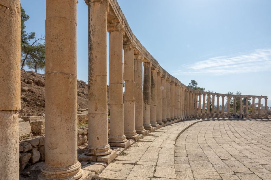 Hileras de columnas en pie a lo largo de la calle porticada principal de las ruinas omeyas de Anjar
