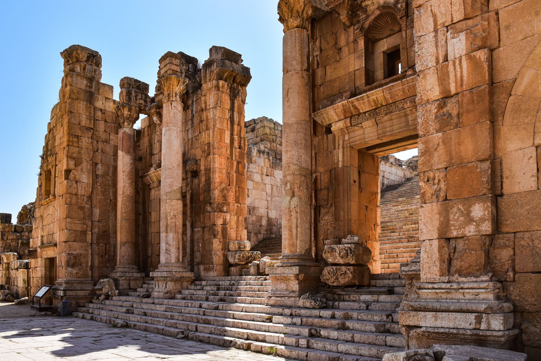Interior del techo del Templo de Baco en Baalbek mostrando intrincada talla de piedra romana todavía intacta después de dos milenios