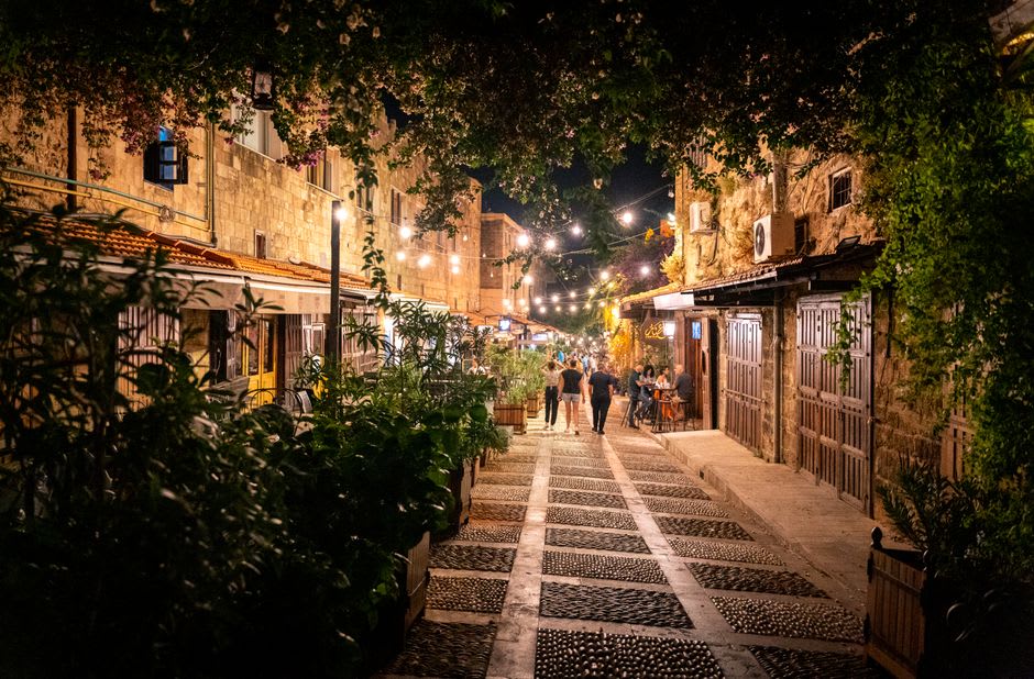 El viejo zoco de Batroun con edificios de piedra color miel y callejones estrechos