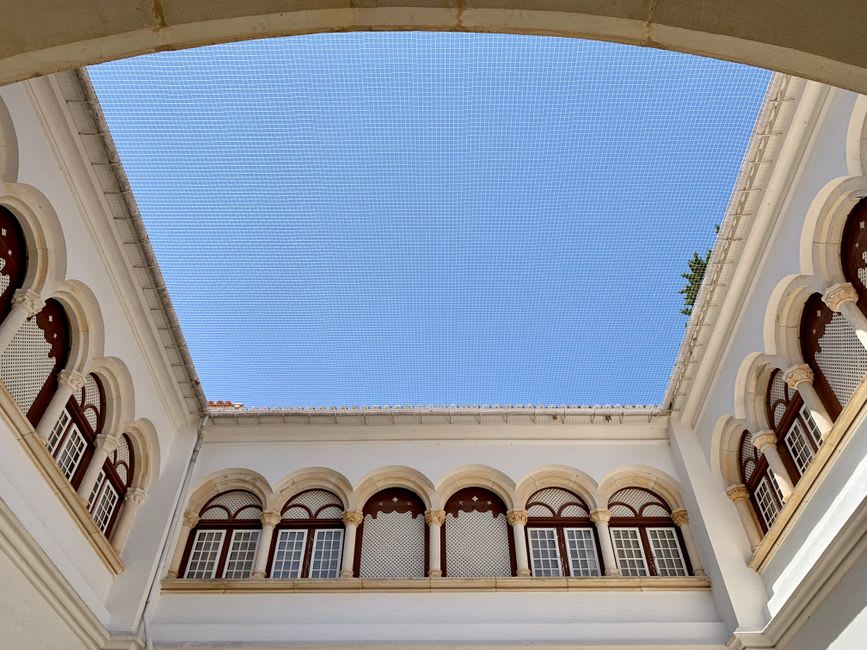 Arcos de piedra ricamente tallados rodeando un patio en el Palacio de Beiteddine