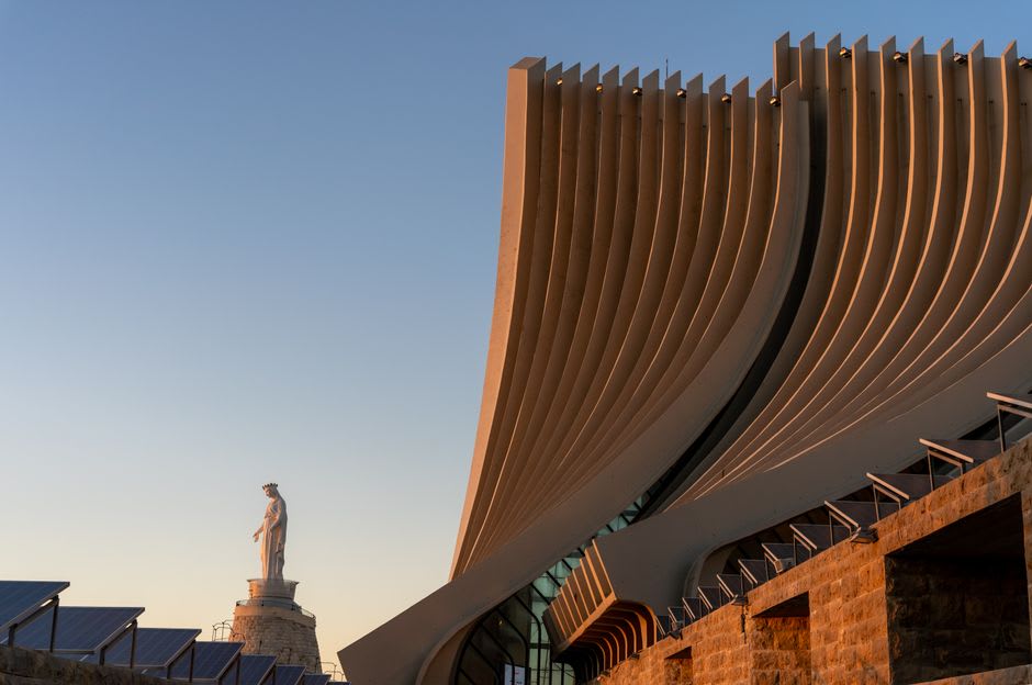 La estatua blanca de Nuestra Señora del Líbano en Harissa con vistas a la bahía de Jounieh