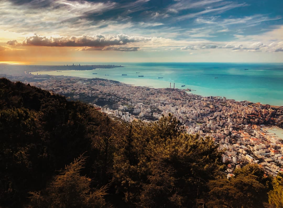 El paseo marítimo de Jounieh iluminado de noche con restaurantes y el puerto deportivo abajo