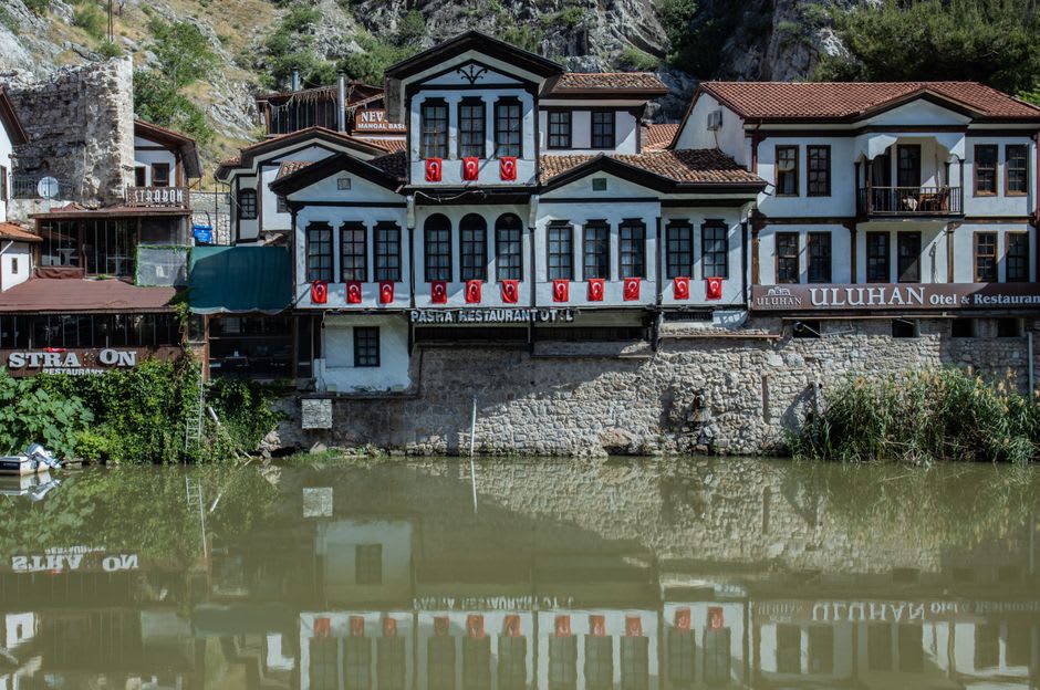 Mesas con platos de mezze sobre una plataforma de madera junto al río Berdawni en Zahle