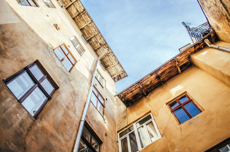 El barrio antiguo de Zahle con casas de tejados rojos subiendo una ladera sobre el pueblo