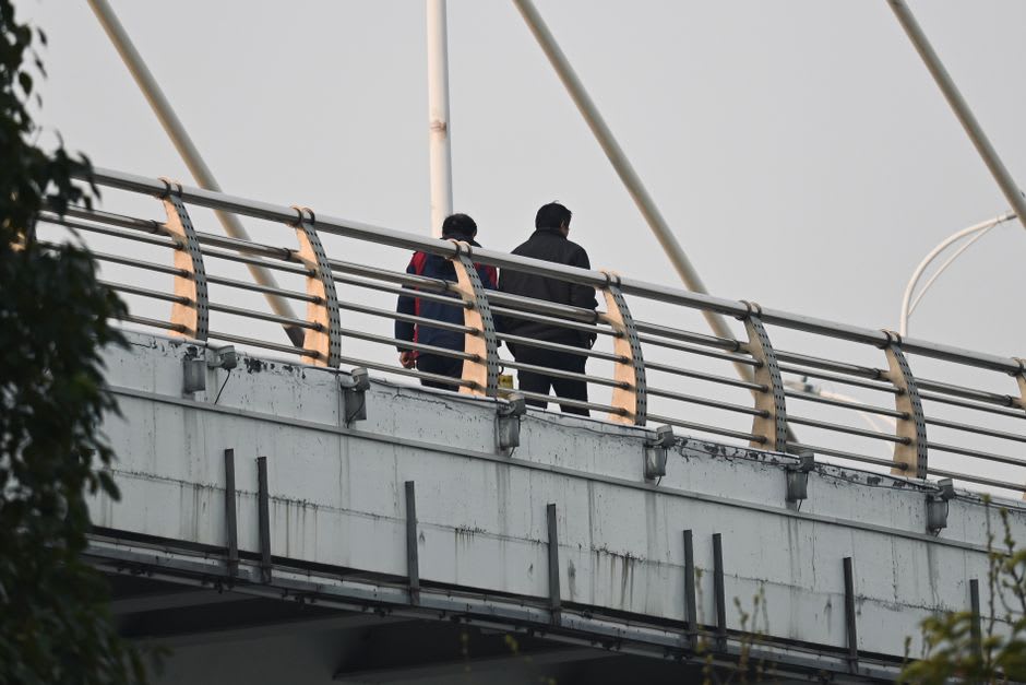 Puente peatonal que cruza hacia la Isla Providence sobre el río Mesurado