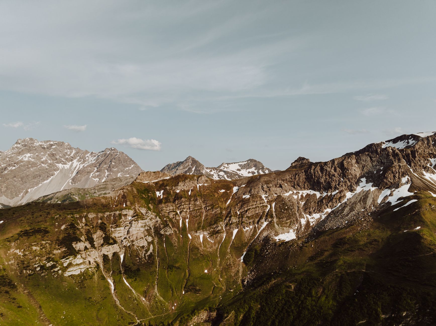 Vista matutina desde una terraza de Triesenberg mirando hacia abajo sobre el valle del Rin hacia Suiza