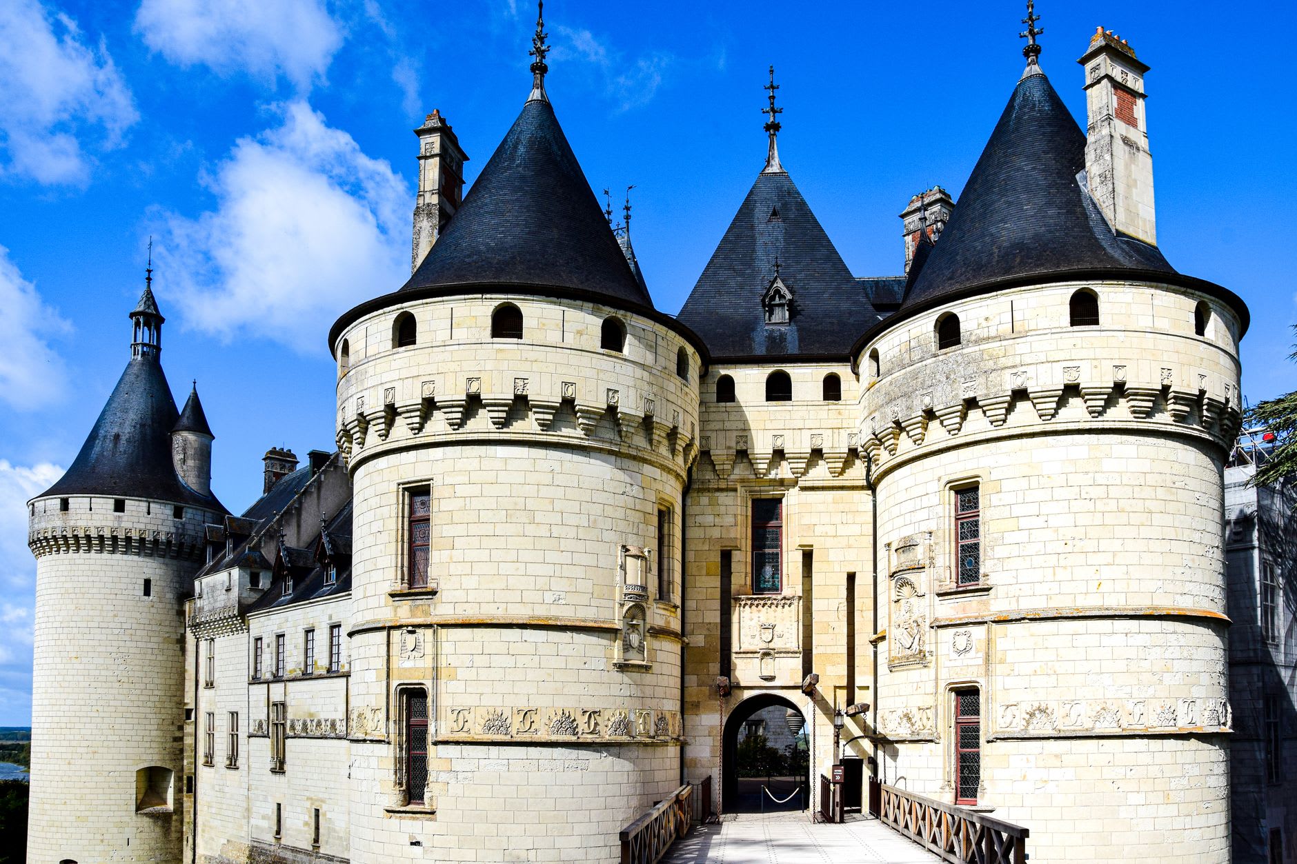 La rue en escaliers pentue de Denis-Papin à Blois, ses marches descendant à travers la vieille ville entre des bâtiments en pierre de l'époque Renaissance