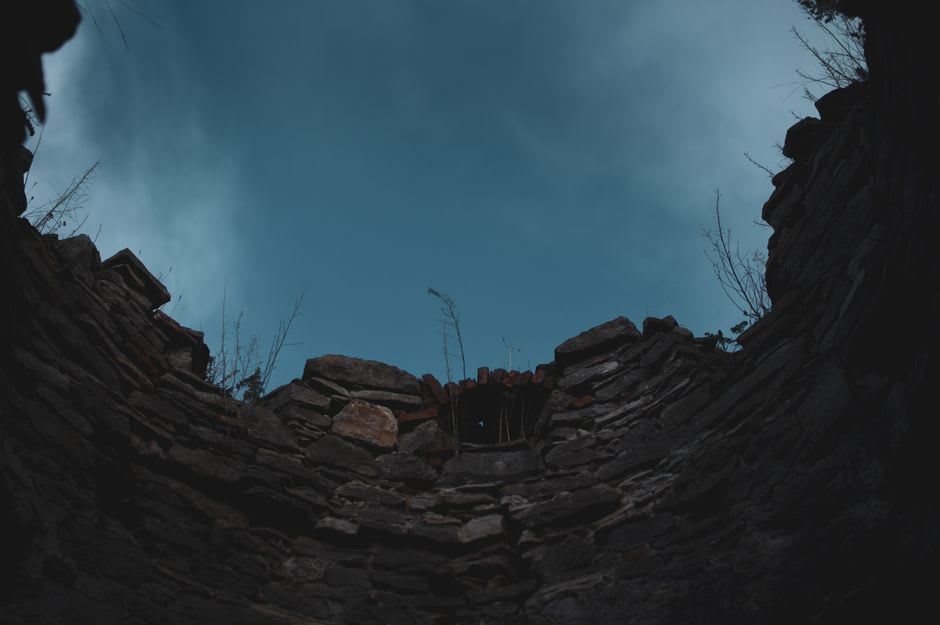 Las torres de piedra sin techo del castillo de Larochette vistas desde dentro de las ruinas