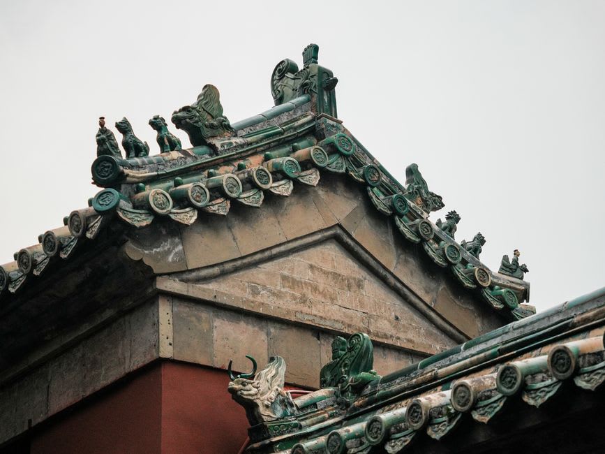Roof ridge of Kun Iam Temple decorated with painted Shiwan ceramic opera figures