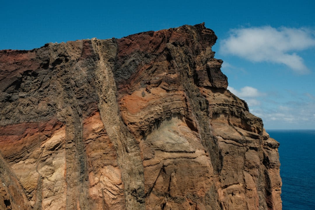 Acantilados de riolita del Mount Kineo elevándose sobre el lago Moosehead