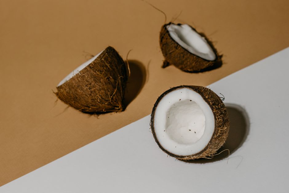 Des moitiés de noix de coco mises à sécher sur des claies en bois surélevées au soleil sur l'atoll de Namu