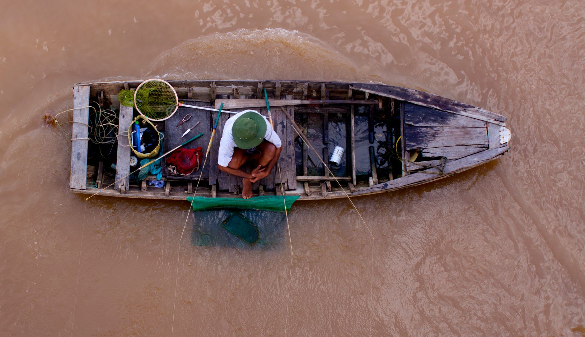 Le Mékong vu depuis le Wat Chom Khao Manilat au coucher du soleil, lumière dorée sur l'eau et la berge thaïlandaise en face